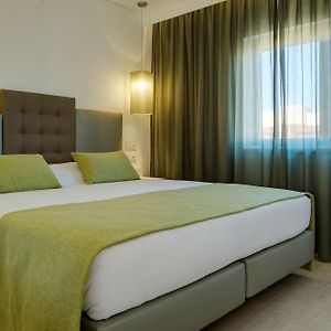 Deluxe One-Bedroom Apartment